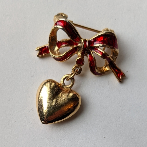 Red Enamel Ribbon Brooch Dangling Heart Polished Gold Tone Vintage Pin - Picture 6 of 6